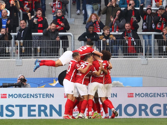 Jeong Woo-yeong SC Freiburg merayakan gol pertamanya bersama rekan satu timnya pada 16 Oktober 2021