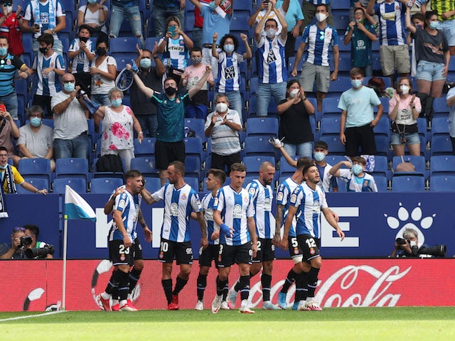 Raul de Tomas, do Espanyol, comemora seu primeiro gol com companheiros de equipe em 12 de setembro de 2021