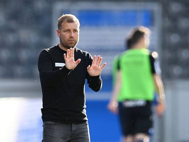 O técnico do Arminia Bielefeld, Frank Kramer, reage em 9 de maio de 2021