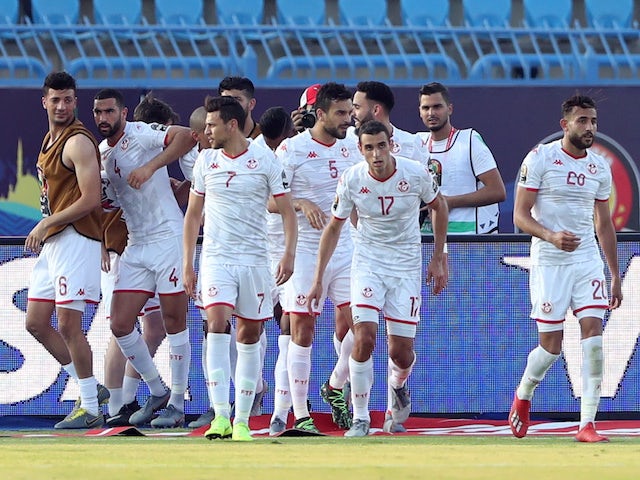 Wahbi Khazri, da Tunísia, comemora seu primeiro gol com companheiros de equipe contra o Mali em 28 de junho de 2019