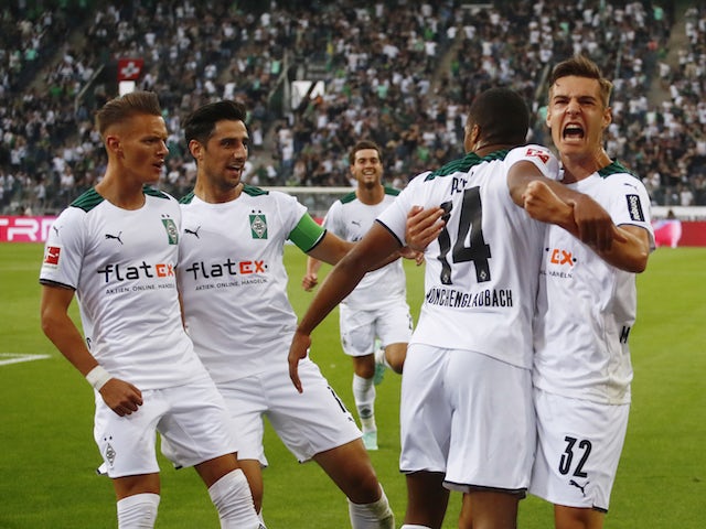 Alassane Plea dari Borussia Monchengladbach merayakan gol pertamanya bersama rekan satu timnya pada 13 Agustus 2021