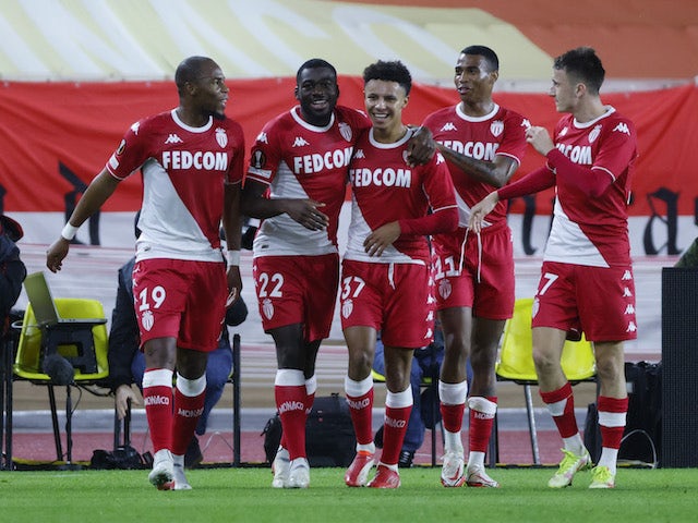 Youssouf Fofana dari Monaco merayakan gol keduanya bersama rekan satu timnya pada 25 November 2021