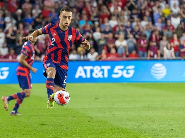  Bek Amerika Serikat Sergino Dest mengontrol bola di udara selama Kualifikasi Piala Dunia FIFA, 13 Oktober 2021