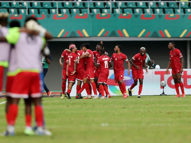 Pablo Ganet, da Guiné Equatorial, comemora seu primeiro gol com companheiros de equipe em 20 de janeiro de 2022