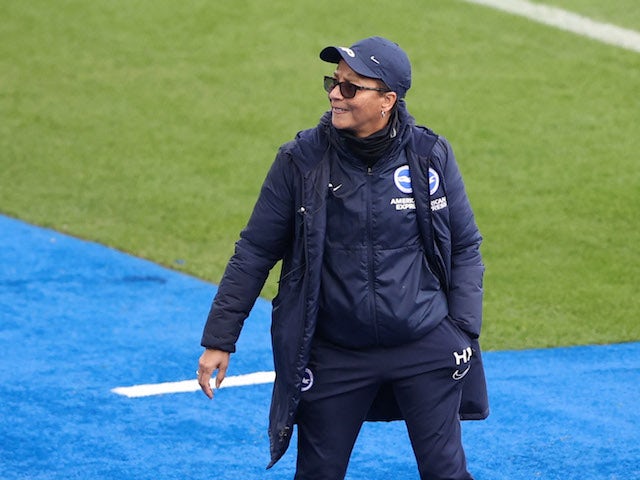 A gerente do Brighton & Hove Albion, Hope Powell, durante a partida em 16 de janeiro de 2022