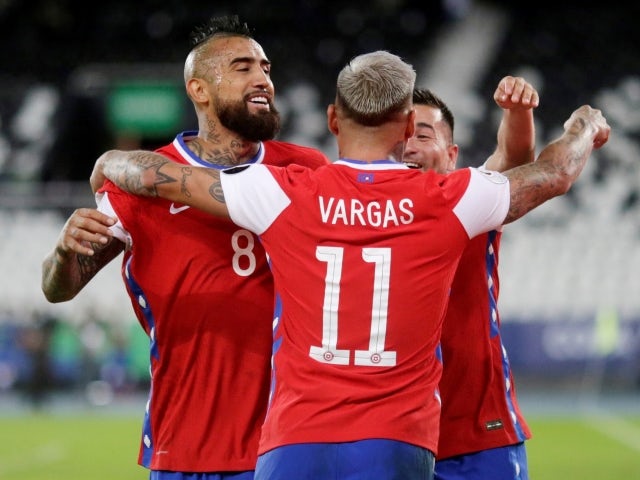 Eduardo Vargas dari Cile merayakan gol pertamanya bersama rekan satu timnya pada 14 Juni 2021