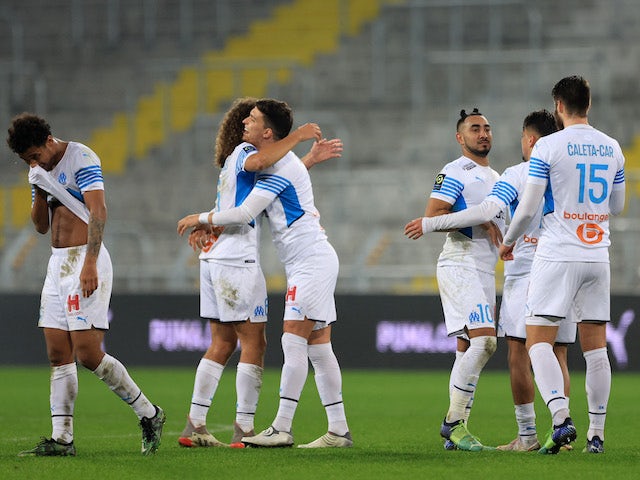 Dimitri Payet, do Marselha, com companheiros de equipe comemoram após a partida em 22 de janeiro de 2022