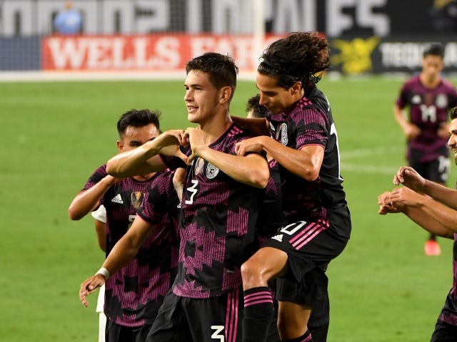 Bek Meksiko Cesar Jasib Montes Castro merayakan golnya pada 1 Juli 2021