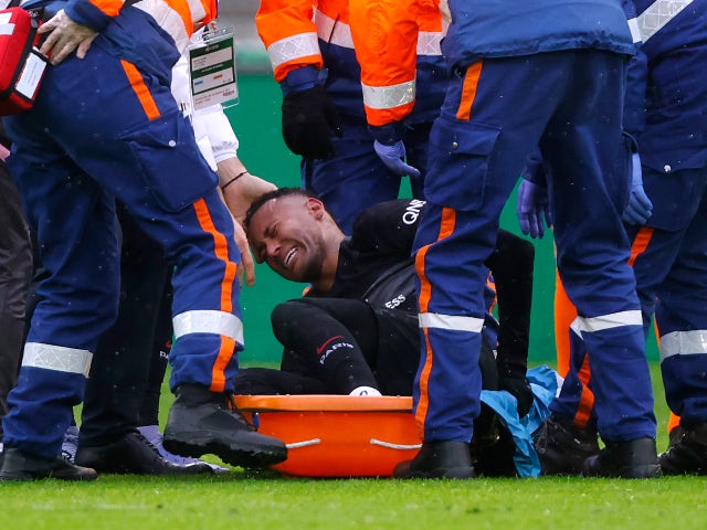 Neymar, atacante do Paris Saint-Germain (PSG), fica lesionado em novembro de 2021