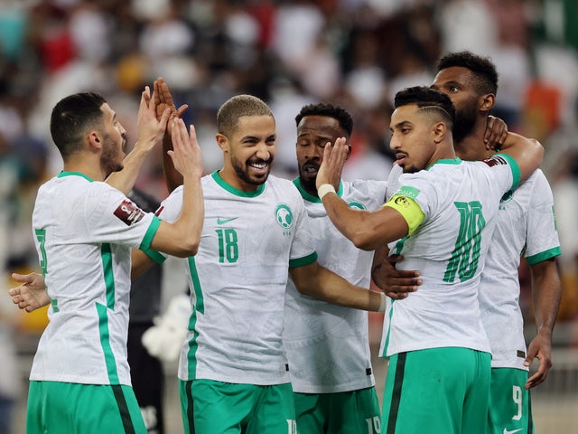 Feras Al Brikan, da Arábia Saudita, comemora seu primeiro gol com companheiros de equipe em 27 de janeiro de 2022