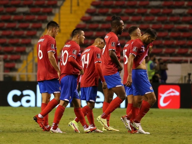 Jogadores da Costa Rica parecem desanimados após a derrota contra o México em 5 de setembro de 2021