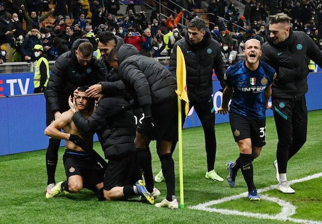 Alexis Sanchez, da Inter de Milão, comemora a conquista da Supercopa da Itália com companheiros de equipe em 12 de janeiro de 2022