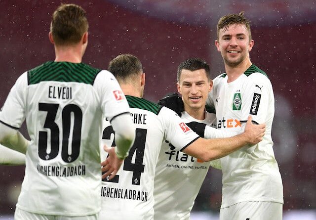 Stefan Lainer, do Borussia Monchengladbach, comemora seu segundo gol com companheiros de equipe em 7 de janeiro de 2022
