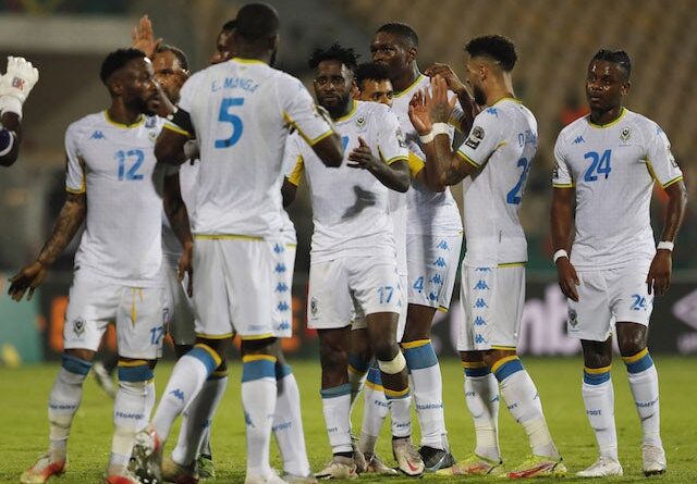 Andre Biyogo Poko, do Gabão, Bruno Ecuele Manga e companheiros de equipe comemoram após a partida em 10 de janeiro de 2022