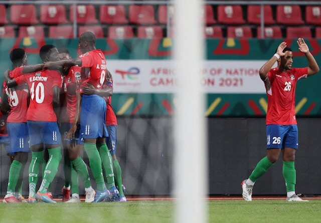 Ablie Jallow, da Gâmbia, comemora seu primeiro gol com companheiros de equipe em 12 de janeiro de 2022