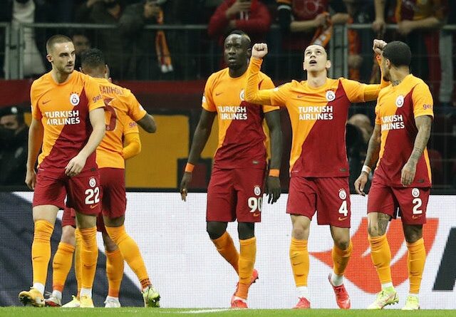 Taylan Antalyali, do Galatasaray, comemora seu segundo gol com companheiros de equipe em 25 de novembro de 2021