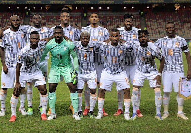 Jogadores da Costa do Marfim posam para uma foto de grupo da equipe antes da partida em 12 de janeiro de 2022