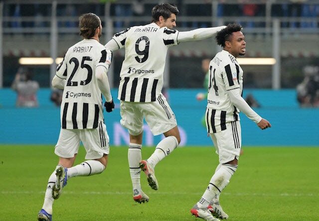 Weston McKennie, da Juventus, comemora seu primeiro gol com Álvaro Morata e Adrien Rabiot em 12 de janeiro de 2022