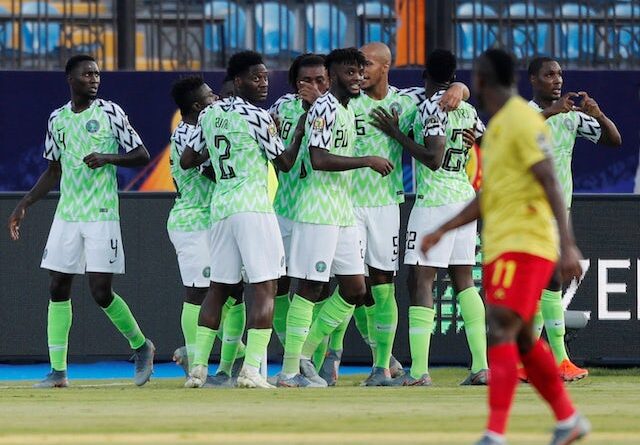 O nigeriano Odion Ighalo comemora seu primeiro gol com companheiros de equipe em 6 de julho de 2019