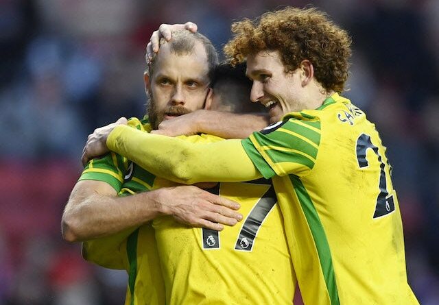 Milot Rashica, do Norwich City, comemora seu primeiro gol com Teemu Pukki e Josh Sargent em 9 de janeiro de 2022