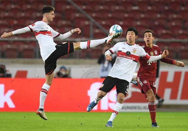 Atakan Karazor, do VfB Stuttgart, e Wataru Endo, em ação com Jamal Musiala, do Bayern de Munique, em 14 de dezembro de 2021