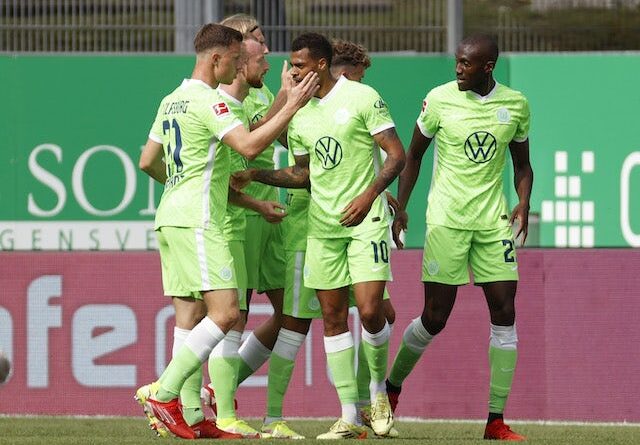 Lukas Nmecha, do Wolfsburg, comemora seu primeiro gol com companheiros de equipe em 11 de setembro de 2021