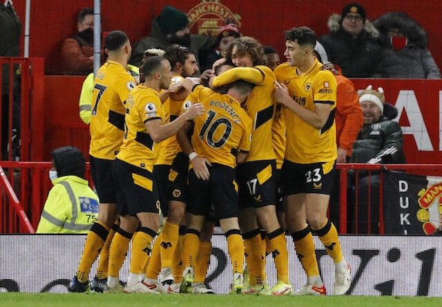 João Moutinho, do Wolverhampton Wanderers, comemora seu primeiro gol com companheiros de equipe em 3 de janeiro de 2022