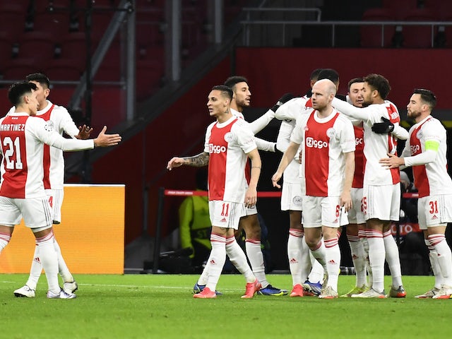Steven Berghuis dari Ajax merayakan gol keempatnya bersama rekan satu timnya pada 7 Desember 2021