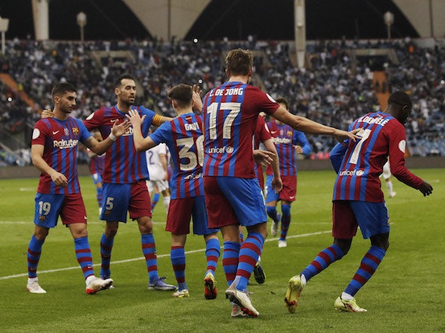 Pemain Barcelona Luuk de Jong merayakan gol pertamanya bersama rekan satu timnya pada 12 Januari 2022
