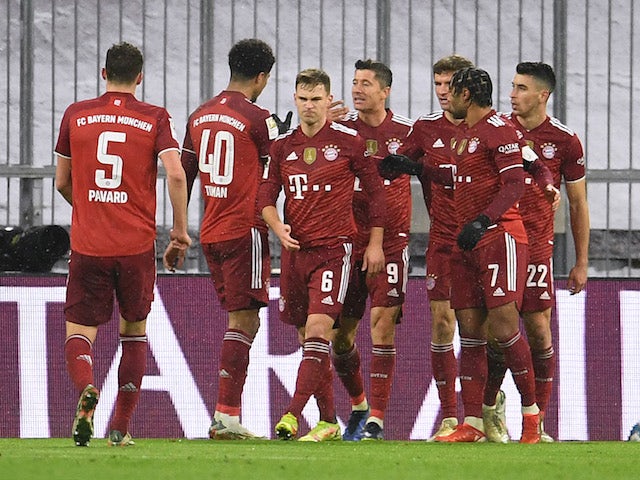 Robert Lewandowski, do Bayern de Munique, comemora seu primeiro gol com companheiros de equipe em 7 de janeiro de 2022