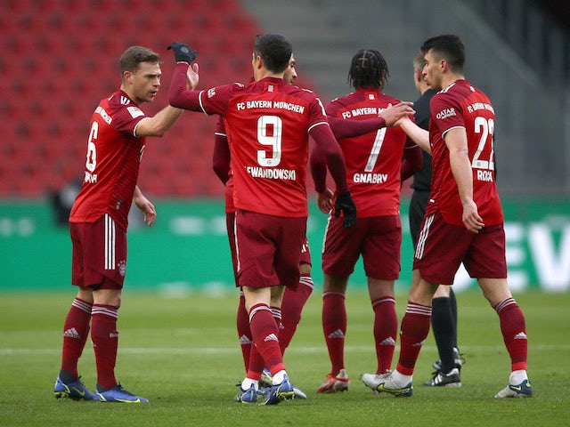 Pemain Bayern Munich Robert Lewandowski merayakan gol pertamanya bersama rekan satu timnya pada 15 Januari 2022