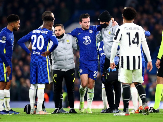 O zagueiro do Chelsea, Ben Chilwell, sai com uma lesão no joelho em 23 de novembro de 2021