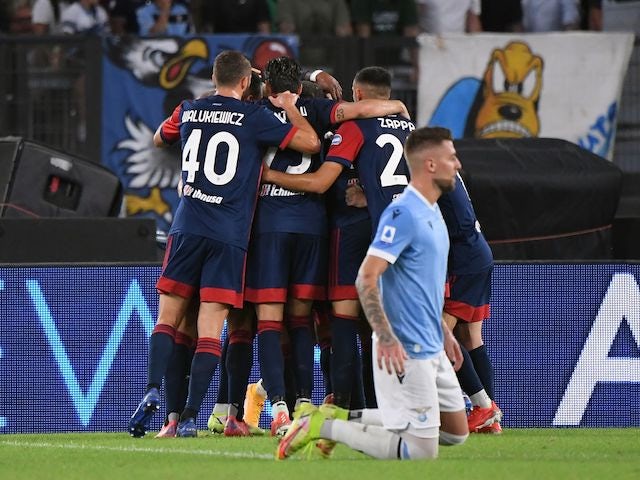 Keita Balde dari Cagliari merayakan gol keduanya bersama rekan satu timnya pada 19 September 2021
