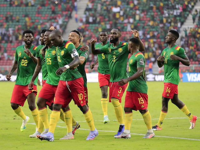 Vincent Aboubakar dari Kamerun merayakan gol keduanya bersama rekan satu timnya pada 9 Januari 2022