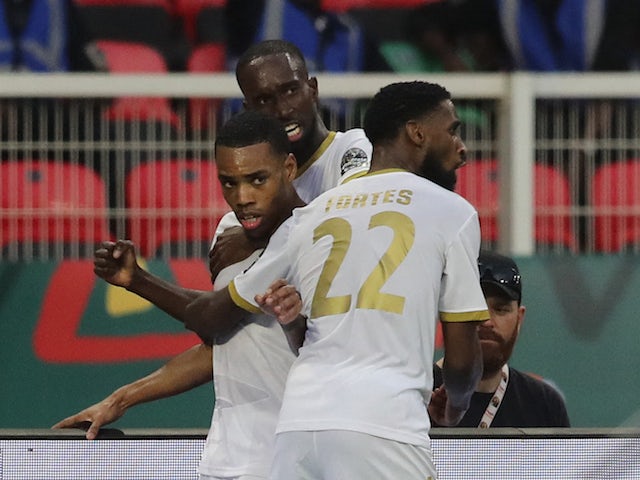 Garry Rodrigues, dari Cape Verde, merayakan gol pertamanya bersama rekan satu timnya pada 17 Januari 2022