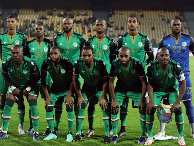 Jogadores de Comores posam para uma foto de grupo da equipe antes da partida em 10 de janeiro de 2022