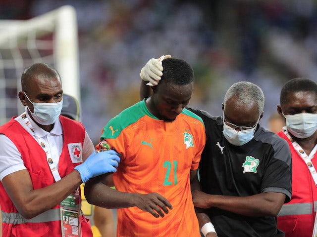 Eric Bailly dari Pantai Gading menerima perawatan medis setelah mengalami cedera pada 16 Januari 2022