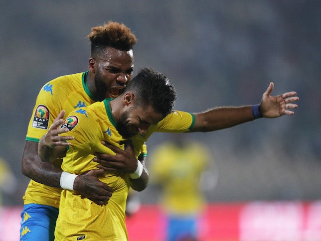 Jim Allevinah dari Gabon merayakan gol pertamanya dengan Aaron-Salem Boupendza pada 18 Januari 2022