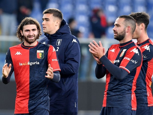  Manolo Portanova dan Davide Biraschi dari Genoa bertepuk tangan untuk para penggemar setelah pertandingan melawan Atalanta BC pada 21 Desember 2021