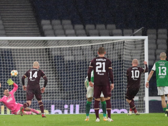 Liam Boyce dari Hearts mencetak gol penalti melawan Hibernian di Piala Skotlandia pada 31 Oktober 2020