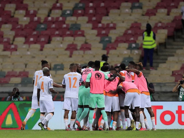 Max-Alain Gradel, da Costa do Marfim, comemora seu primeiro gol com companheiros de equipe em 12 de janeiro de 2022