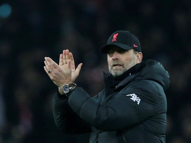  O técnico do Liverpool, Juergen Klopp, aplaude os torcedores após a partida, 13 de janeiro de 2022