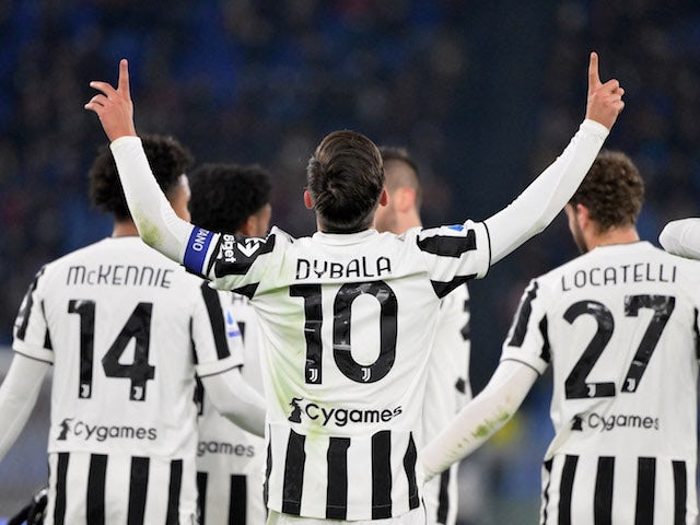 Pemain Juventus Paulo Dybala merayakan gol pertamanya bersama Weston McKennie, Manuel Locatelli dan rekan satu timnya pada 9 Januari 2022