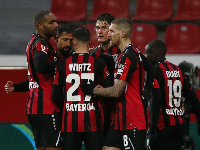 Patrik Schick, do Bayer Leverkusen, comemora seu primeiro gol com Moussa Diaby, Robert Andrich, Florian Wirtz e companheiros de equipe em 8 de janeiro de 2022