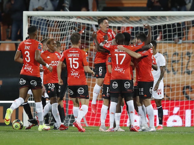 Armand Lauriente, do Lorient, comemora seu primeiro gol com companheiros de equipe em 10 de setembro de 2021