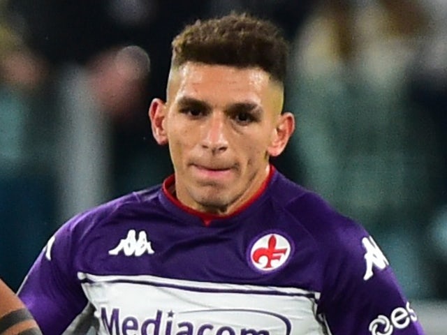 Lucas Torreira beraksi untuk Fiorentina pada November 2021