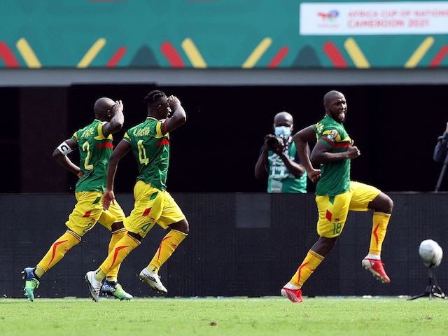 Ibrahima Kone dari Mali merayakan gol pertamanya dengan Hamari Traore dan Amadou Haidara pada 12 Januari 2022