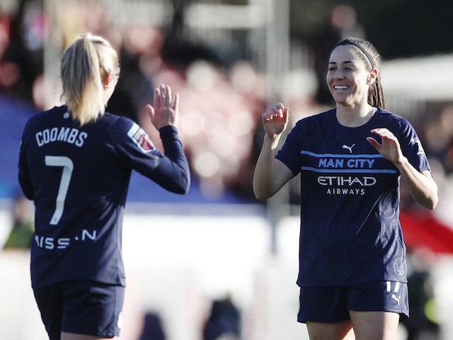 Victoria Losada, do Manchester City Feminino, comemora seu sexto gol com Laura Coombs em 9 de janeiro de 2022