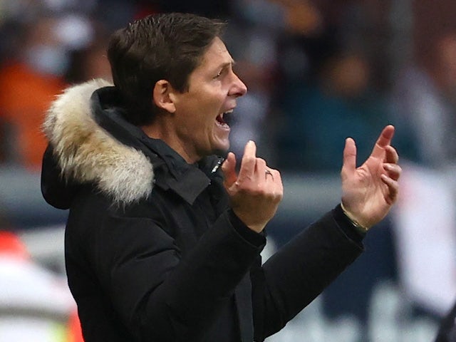 Oliver Glasner, técnico do Eintracht Frankfurt, reage em 28 de novembro de 2021