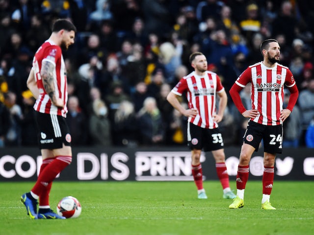 Conor Hourihane, do Sheffield United, com companheiros de equipe, parece desanimado depois que Daniel Podence, do Wolverhampton Wanderers, marca seu terceiro gol em 9 de janeiro de 2022